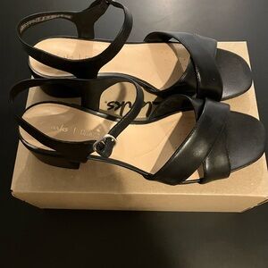 Clark’s black leather cross cross strap sandals women’s size 10
